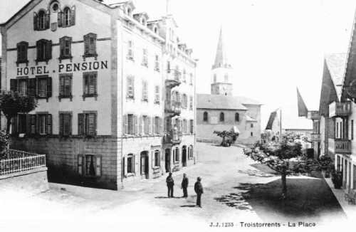 Troistorrents - la place du village